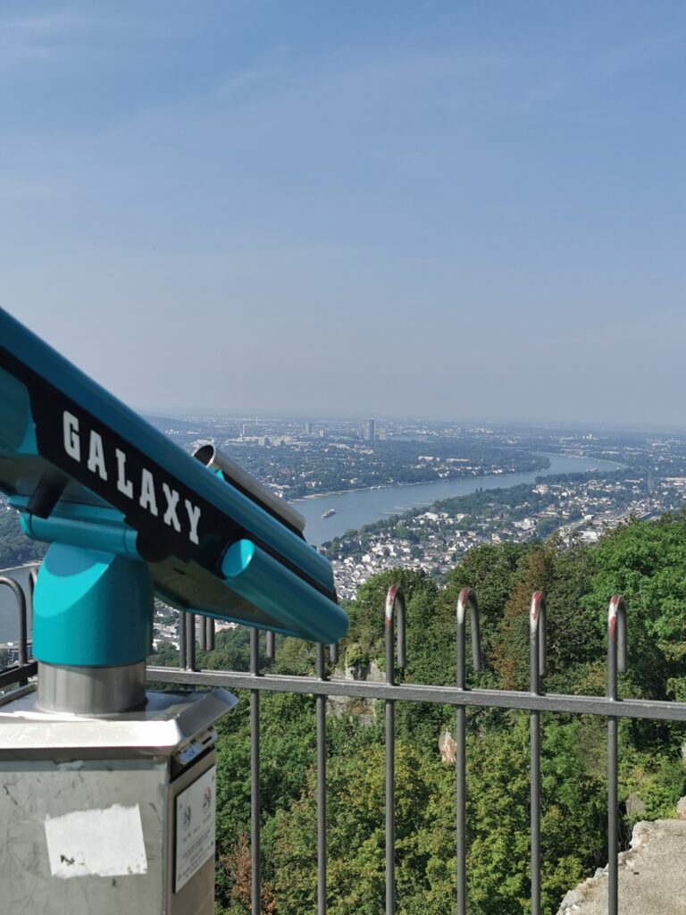 Blick von Ruine Drachenfels auf Königswinter und Bonn